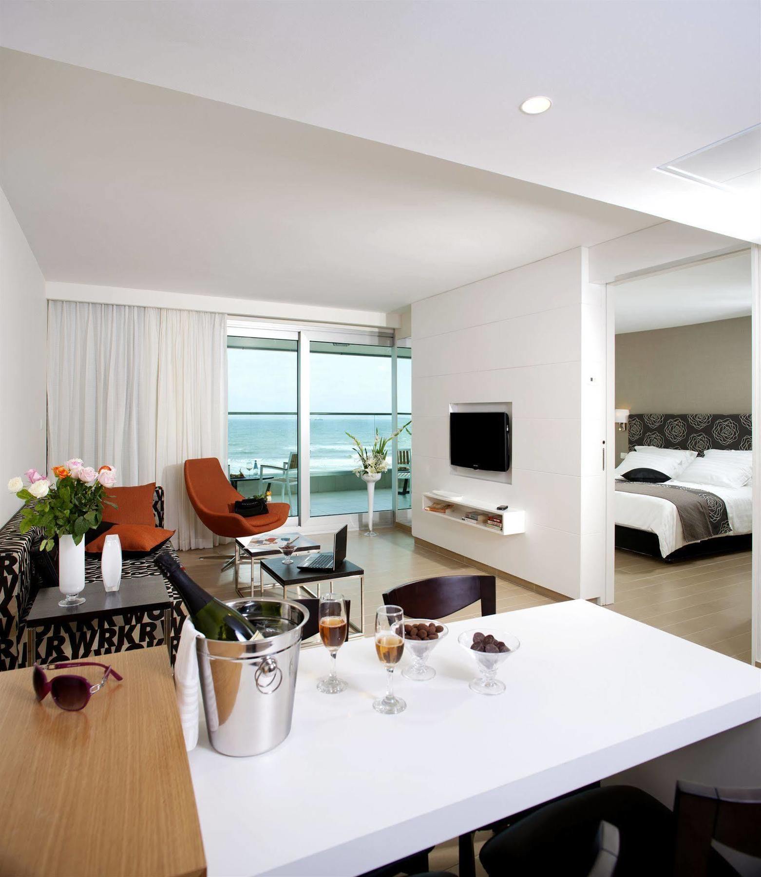 West All Suites Hotel Ашдод Екстериор снимка