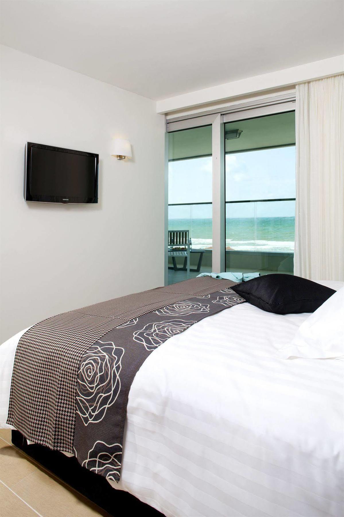 West All Suites Hotel Ашдод Екстериор снимка
